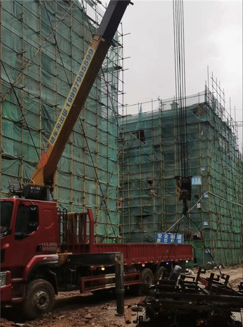 梁园区“慢工细活”—— 吊车的 “微动控制” 技术